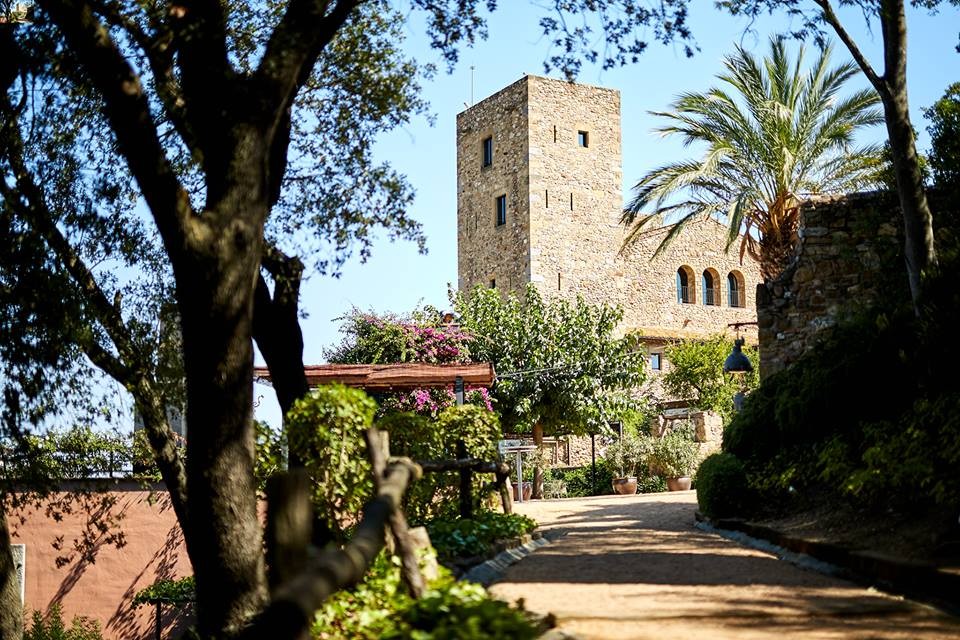 Castell damporda. Castillos Fincas Bodas Girona. Jardines