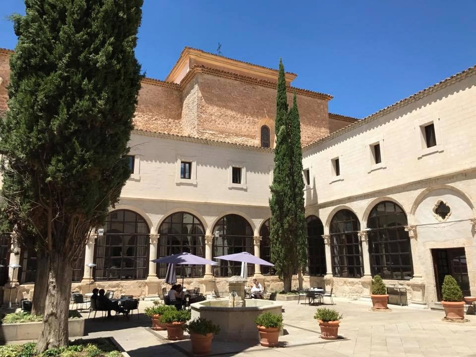 parador de cuenca patio