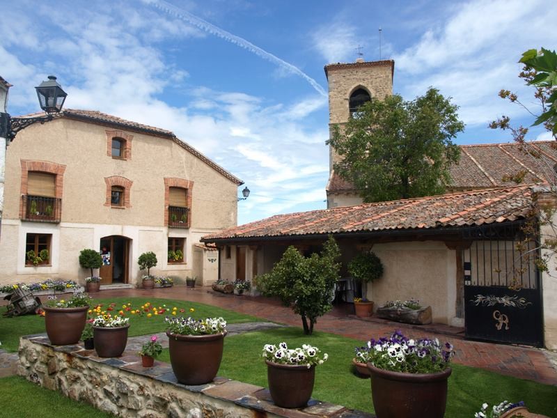 Portada de Mediodía. Restaurantes Encanto Segovia Torrecaballeros. Jardines 5