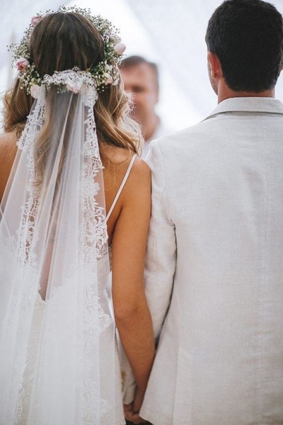 Novias de cuento de hadas con coronas de flores