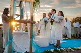 Altar en bodas civiles en la playa