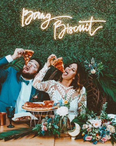 La nueva tendencia en iluminación: las lunes de neón en tu boda