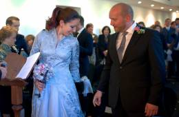 Una boda de invierno en gris y fucsia