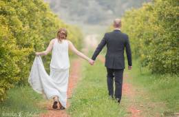 Una boda campestre entre girasoles y balas de paja