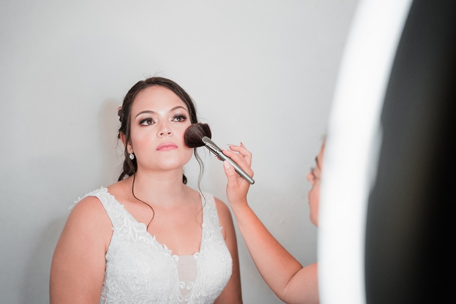 Cómo aplicar el maquillaje para boda si llevas lentillas lentillas. base de maquillaje con lentillas 1