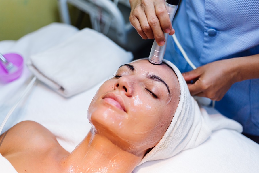 Mujer recibiendo tratamiento- Todoboda- Retoques esteticos- M.jpg