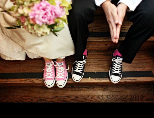 converse en la boda novios zapatillas