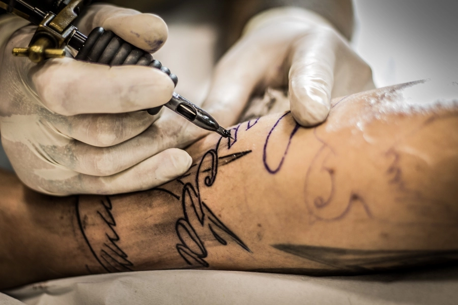 Barra libre de tatuajes: una práctica que marca tendencia en las bodas