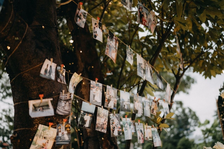 Fotografía instantánea en bodas: desde el libro de invitados hasta el rincón fotográfico espontáneo