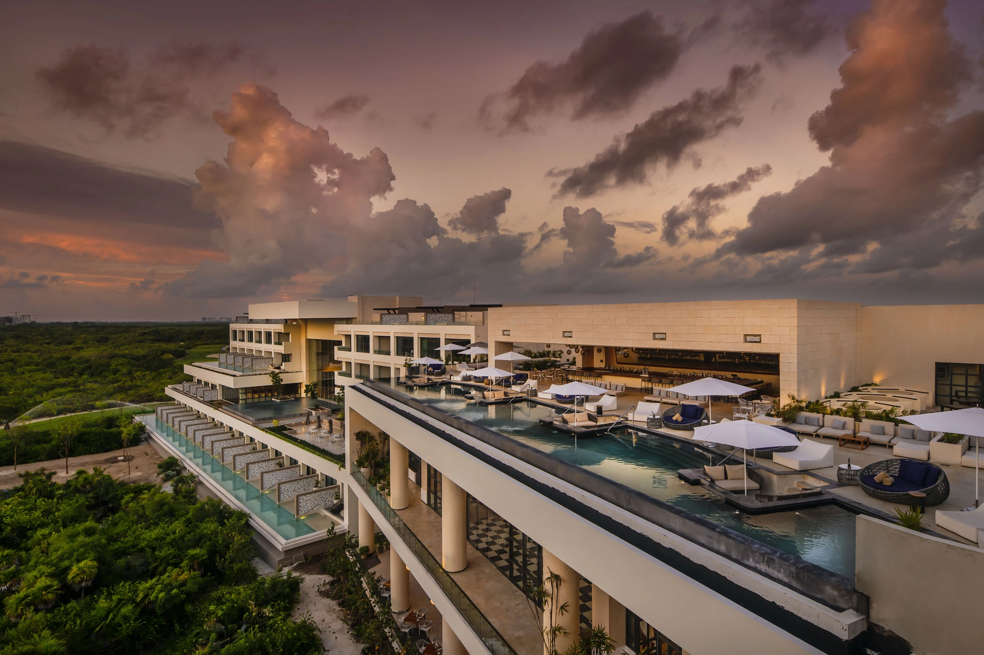 Piscina Infinity en El Cielo Sky Bar de ATELIER Playa Mujeres