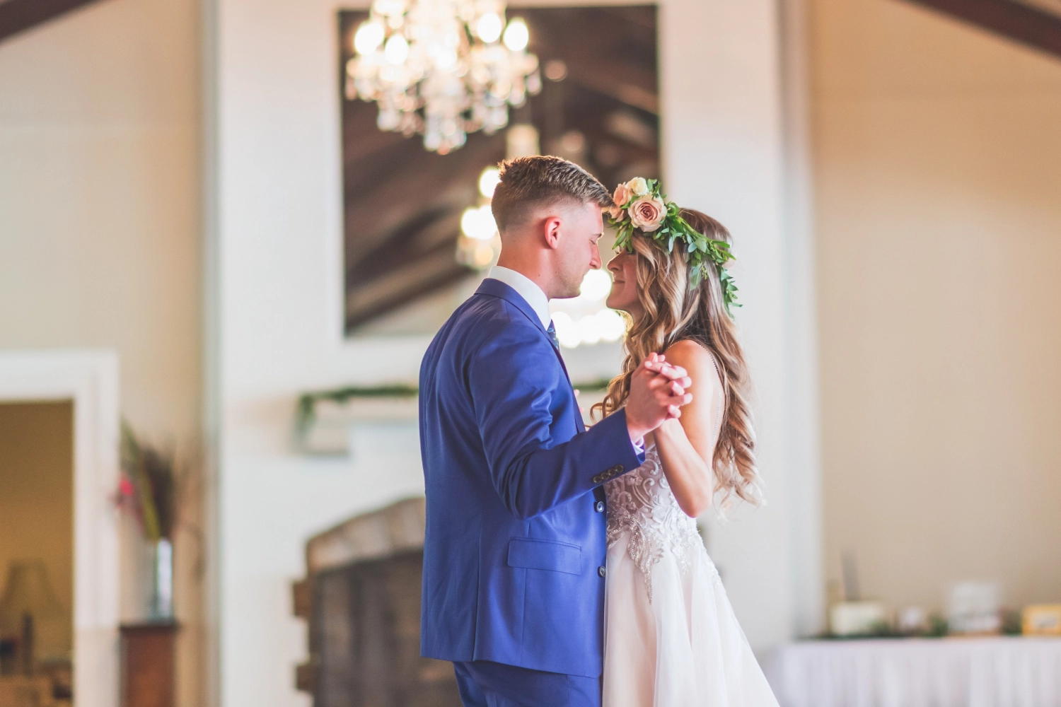 Novio y novia en el altar