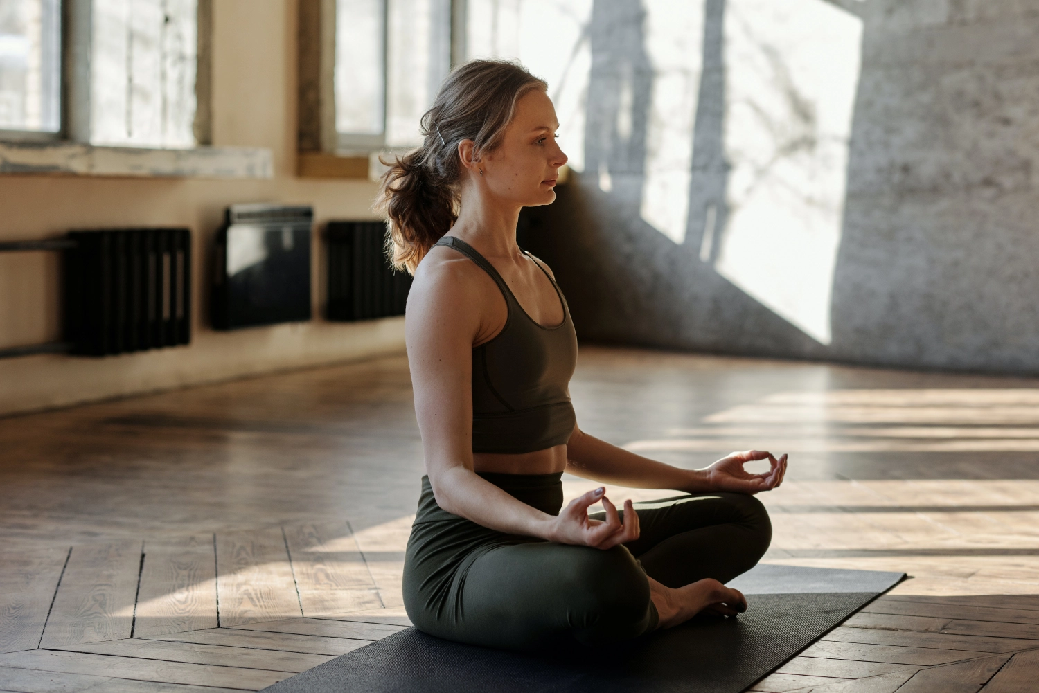 Reducir el estrés con Yoga para prevenir granos en la cara