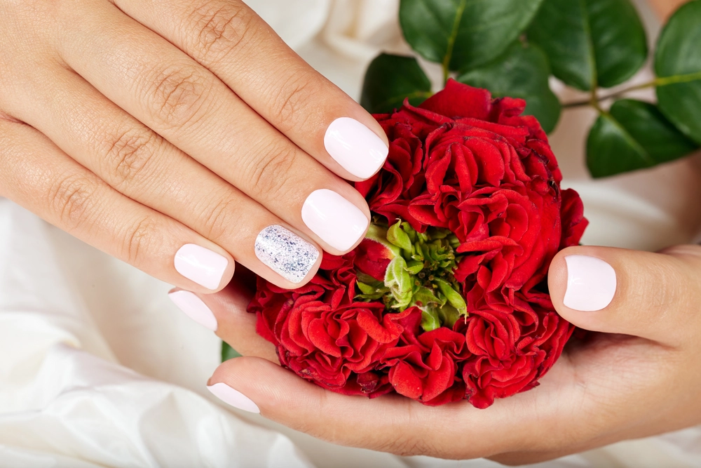 Manicura color blanco para novia