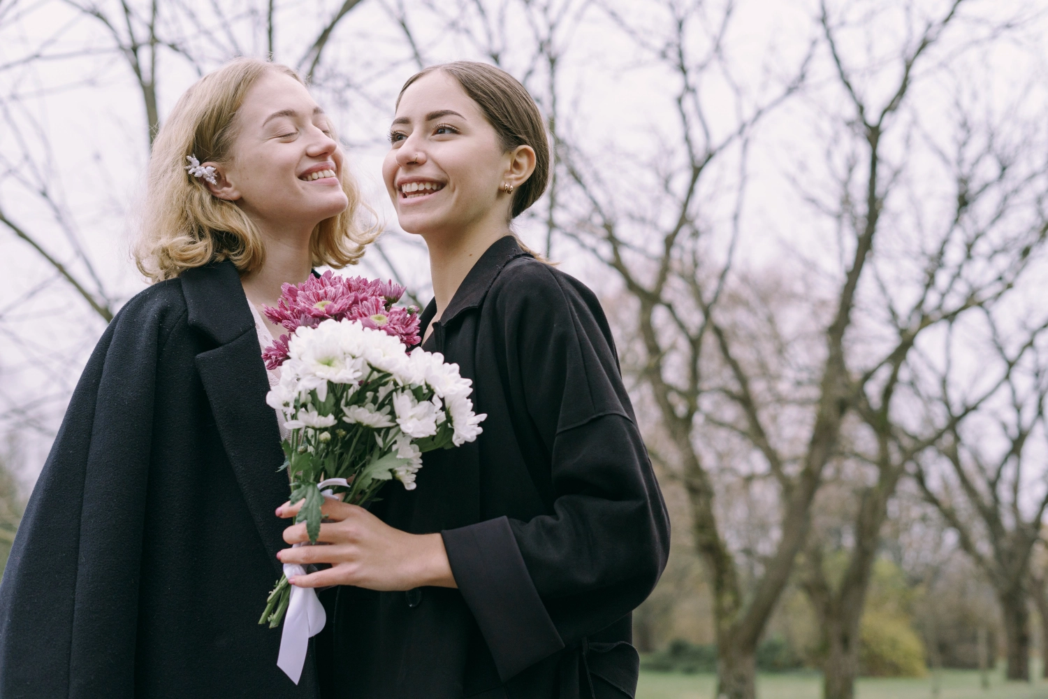 Boda civil al aire libre tras la documentación