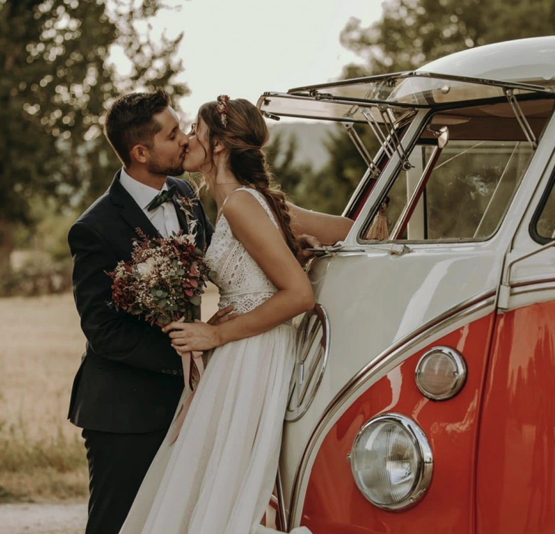 Kombiretro- Alquiler de coches - Haz de tu boda un evento Inolvidable con los mejores coches en Madrid