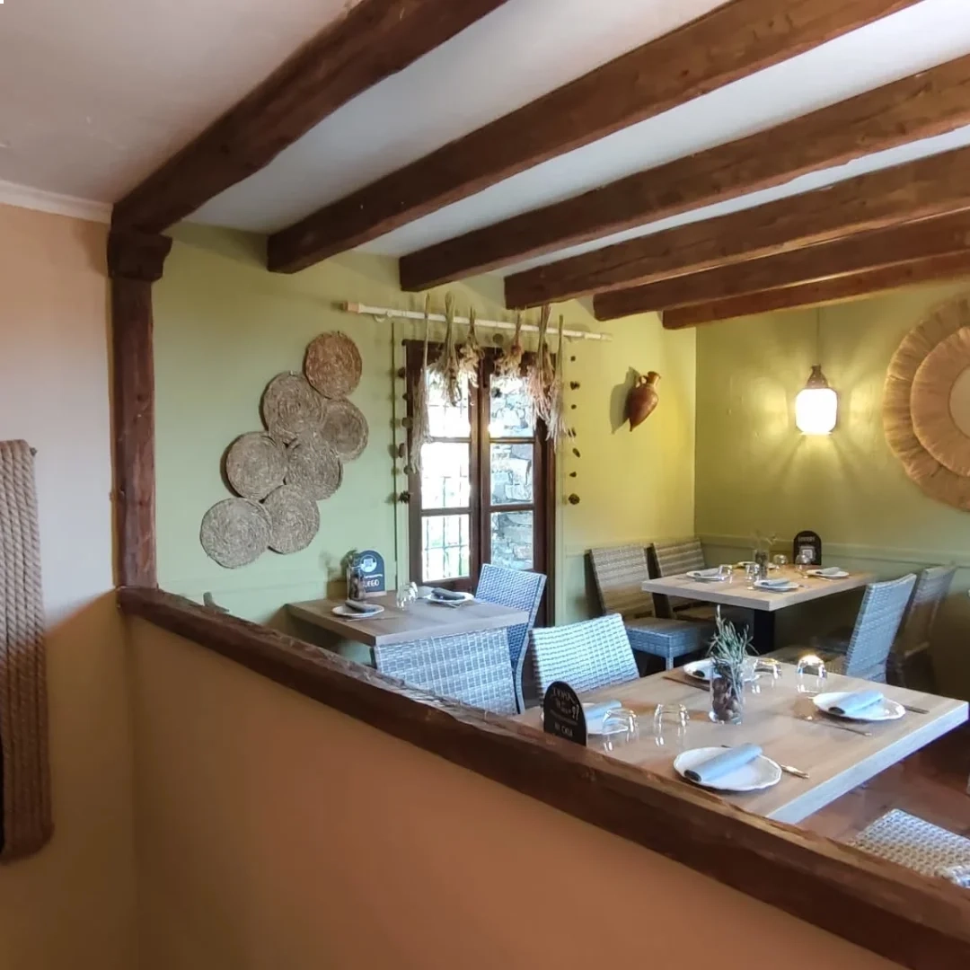 URL:         https://elorigenpatones.com/wp-content/uploads/elementor/thumbs/restaurante-para-bodas-rfa9l4fep28niau78o1xyp4yojwu2ma8a7nslqd4xc.webp Alt text:    Restaurante para bodas íntimas en Patones de Arriba — El Origen celebraciones sierra Madrid Descripción: El espacio de El Origen: piedra, madera y luz natural. Sin decoraciones estándar. Width:       800px