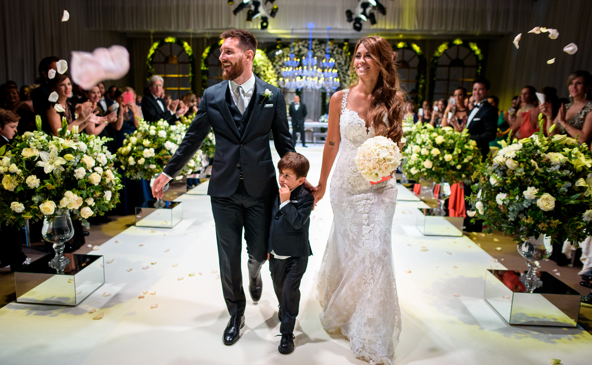 messi y antonella con thiago en la boda