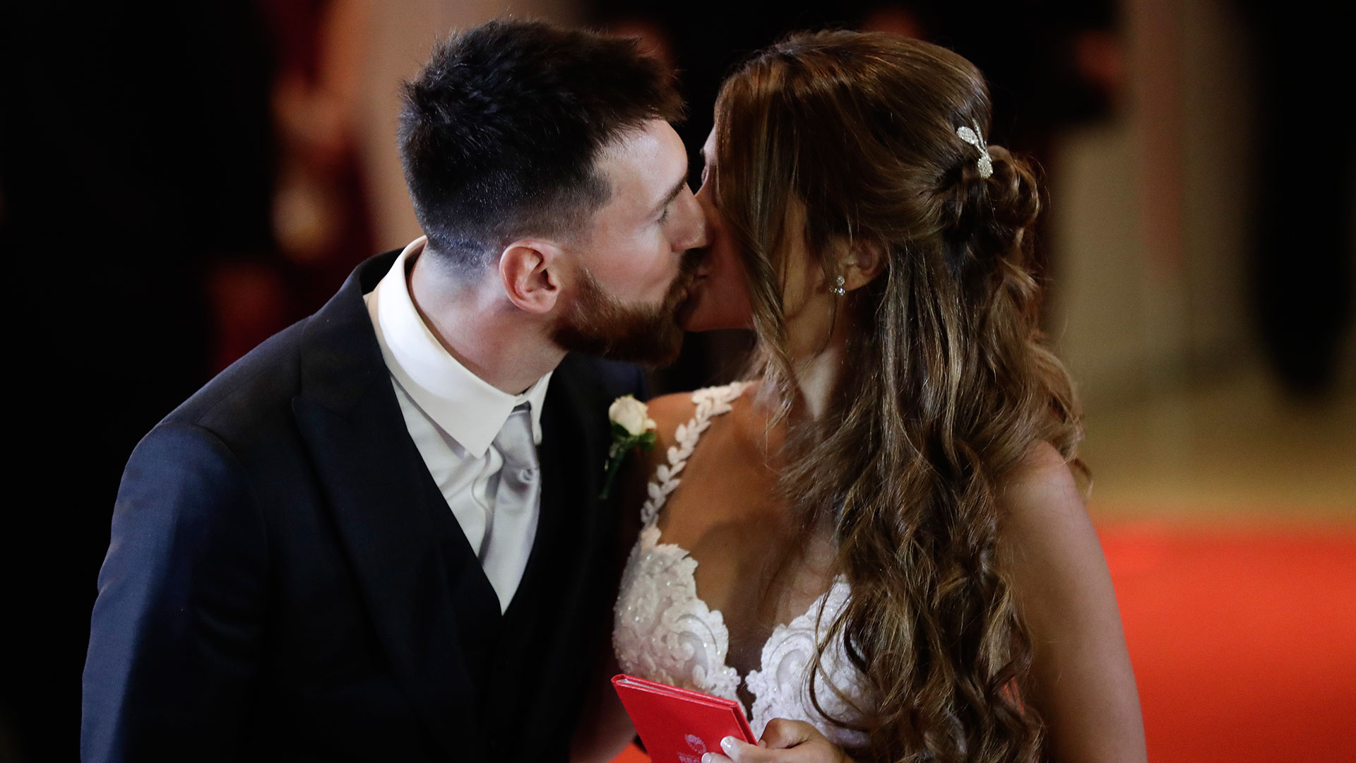 el beso de novios de antonella y messi