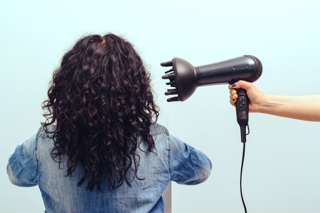 peluquero hace peinado rizado mujer concepto cuidado cabello mujer peinando su cabello rizado secador pelo boquilla difusora especial chica usando secador pelo moderno 167187 904